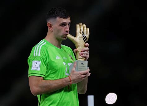 emiliano martinez goalkeeper award